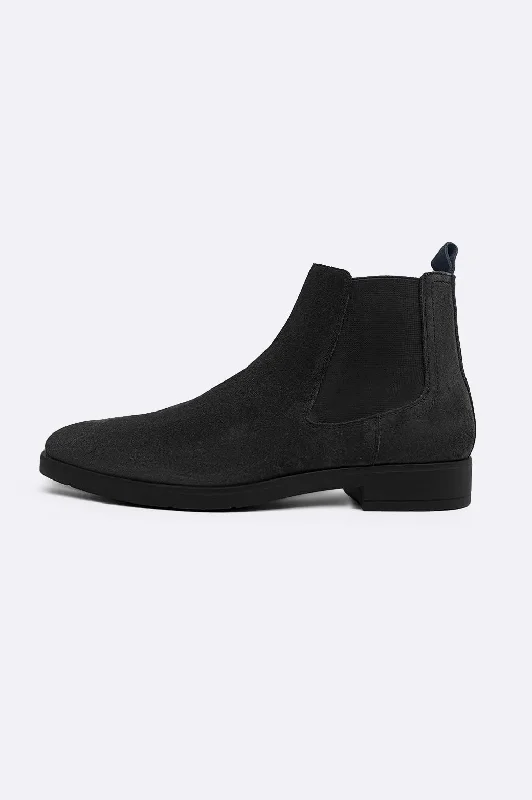 CLASSIC CHELSEA BOOTS