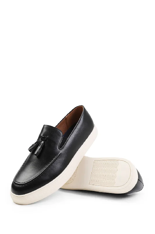 Men's loafers with a leather lining for comfortOLIVER SLIP ON TASSEL LOAFERS IN BLACK Men's loafers with a leather lining for comfortOLIVER SLIP ON TASSEL LOAFERS IN BLACK