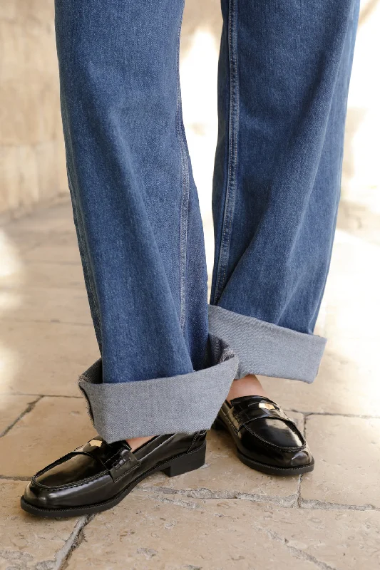 Men's loafers with a leather lacing systemDENVER WIDE FIT SLIP ON LOAFER WITH GOLD DETAILING IN BLACK Men's loafers with a leather lacing systemDENVER WIDE FIT SLIP ON LOAFER WITH GOLD DETAILING IN BLACK