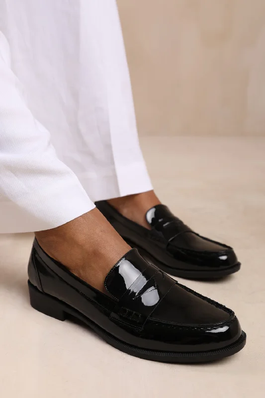 Men's loafers with a rubber sole for durabilityHOUSTON WIDE FIT SLIP ON LOAFER IN BLACK PATENT Men's loafers with a rubber sole for durabilityHOUSTON WIDE FIT SLIP ON LOAFER IN BLACK PATENT