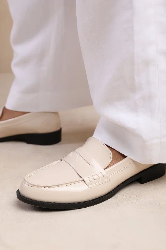 Men's loafers with a moc - toe designHOUSTON WIDE FIT SLIP ON LOAFER IN CREAM PATENT Men's loafers with a moc - toe designHOUSTON WIDE FIT SLIP ON LOAFER IN CREAM PATENT