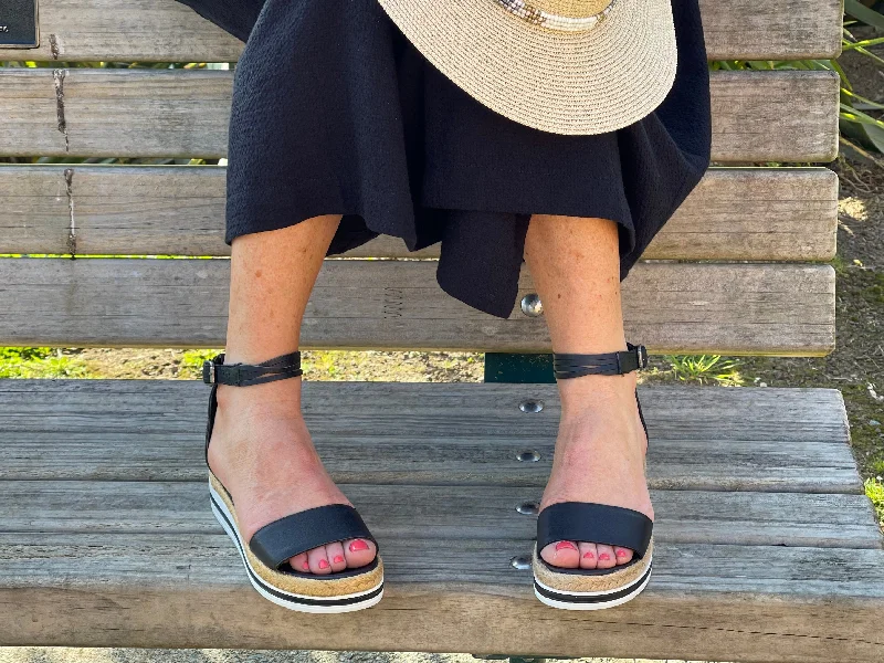 Men's sandals with a contrast stitching detailTango's Angie