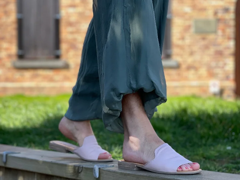 Flip - flop style men's sandals for beach wearTango's Ariel available in 4 colours.