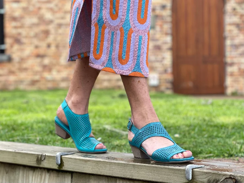 Men's sandals with a shock - absorbing insoleTango's Heather available in 2 colours.