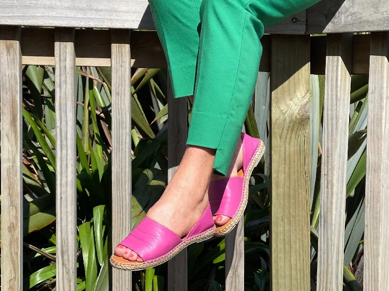 Men's sandals with a toe post designTango's Karrie available in 3 colours.