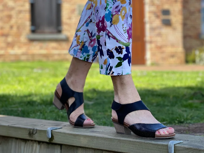 Men's sandals with a flexible sole for easy movementTango's Thump available in 2 colours. Men's sandals with a flexible sole for easy movementTango's Thump available in 2 colours.