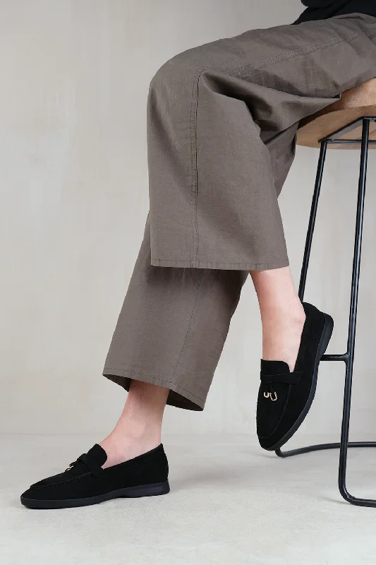 Men's loafers with a low - heeled designPEGASUS SLIP ON TRIM LOAFERS WITH ACCESSORY DETAILING IN BLACK SUEDE Men's loafers with a low - heeled designPEGASUS SLIP ON TRIM LOAFERS WITH ACCESSORY DETAILING IN BLACK SUEDE