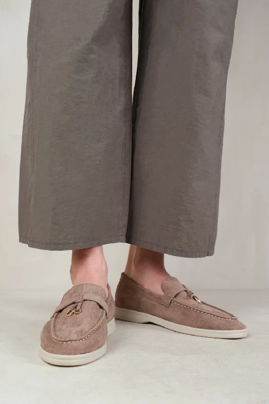Men's loafers with a perforated leather upper for ventilationPEGASUS SLIP ON TRIM LOAFERS WITH ACCESSORY DETAILING IN KHAKI SUEDE Men's loafers with a perforated leather upper for ventilationPEGASUS SLIP ON TRIM LOAFERS WITH ACCESSORY DETAILING IN KHAKI SUEDE