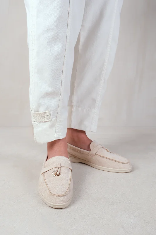 Men's loafers with a removable insole for cleaningPEGASUS WIDE FIT SLIP ON TRIM LOAFERS WITH ACCESSORY DETAILING IN BEIGE SUEDE Men's loafers with a removable insole for cleaningPEGASUS WIDE FIT SLIP ON TRIM LOAFERS WITH ACCESSORY DETAILING IN BEIGE SUEDE