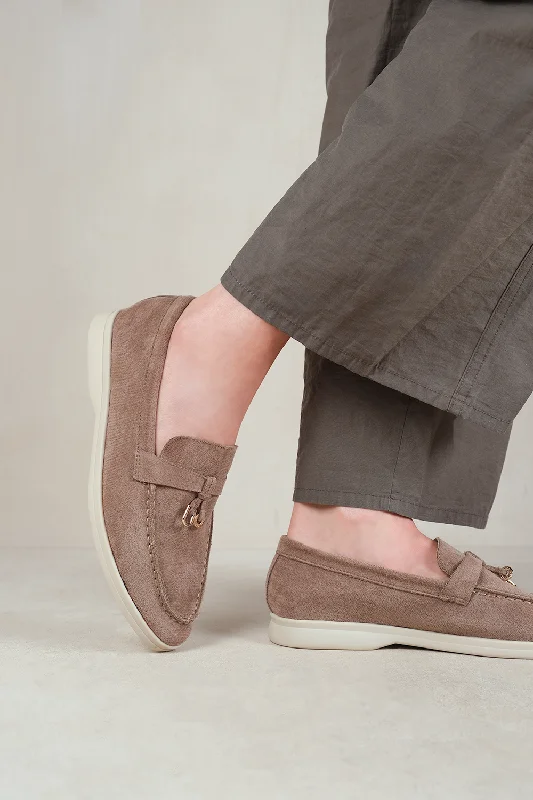 Men's loafers with a decorative bucklePEGASUS WIDE FIT SLIP ON TRIM LOAFERS WITH ACCESSORY DETAILING IN KHAKI SUEDE Men's loafers with a decorative bucklePEGASUS WIDE FIT SLIP ON TRIM LOAFERS WITH ACCESSORY DETAILING IN KHAKI SUEDE