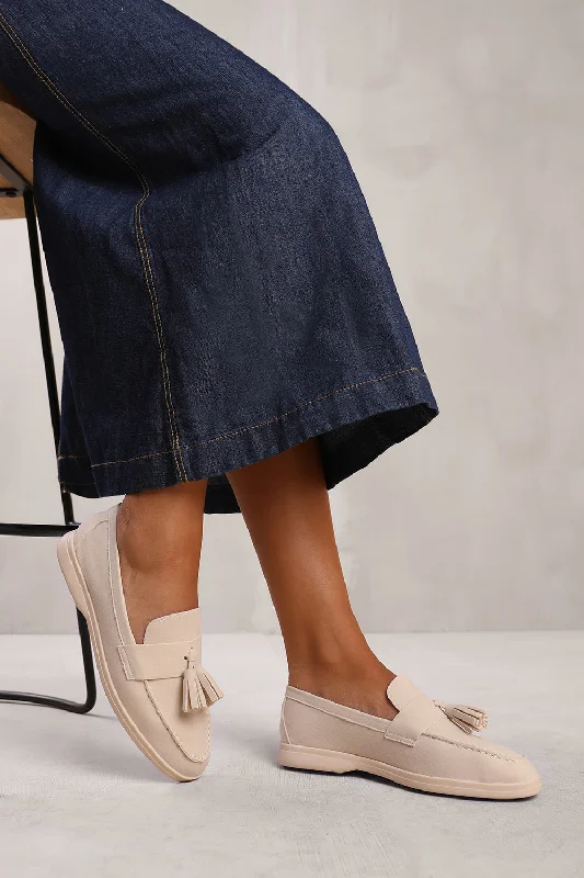 Men's loafers with a flexible sole for easy movementKENYA WIDE FIT SLIP ON LOAFER WITH TASSEL DETAILING IN BEIGE SUEDE Men's loafers with a flexible sole for easy movementKENYA WIDE FIT SLIP ON LOAFER WITH TASSEL DETAILING IN BEIGE SUEDE