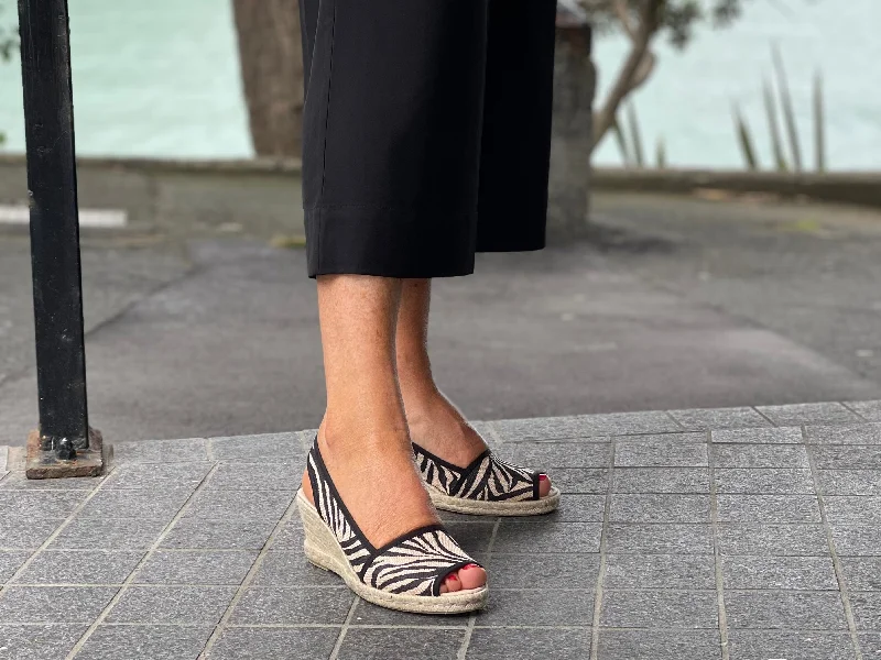 Men's sandals with a perforated leather upper for ventilationVia Nova Frolly available in 5 colours Men's sandals with a perforated leather upper for ventilationVia Nova Frolly available in 5 colours
