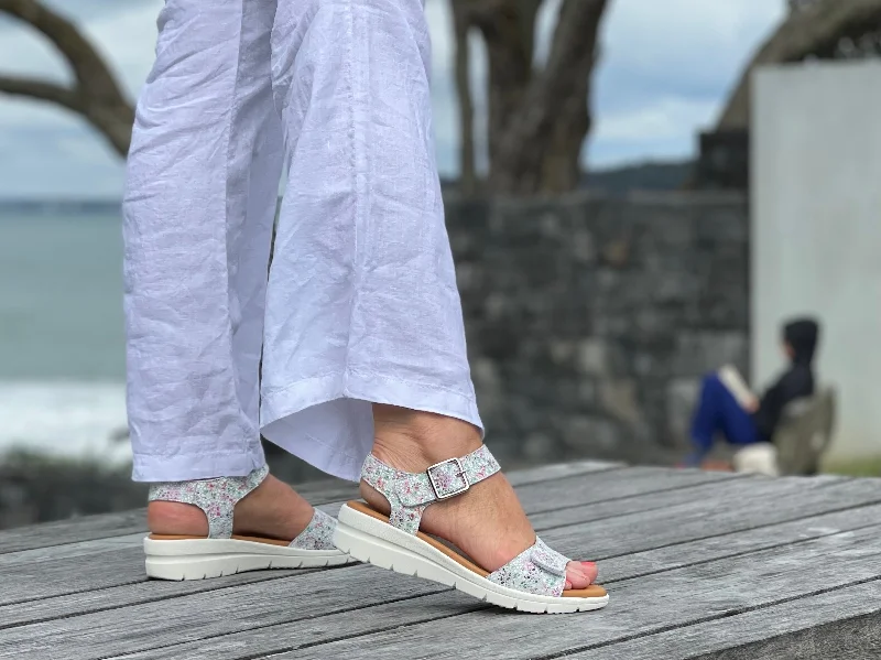 Men's sandals with a decorative buckle or charmVia Nova Gilmore