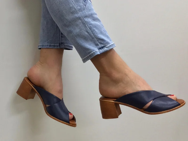 Men's sandals in a neutral color like black or brownVia Nova Hanky available in 3 colours
