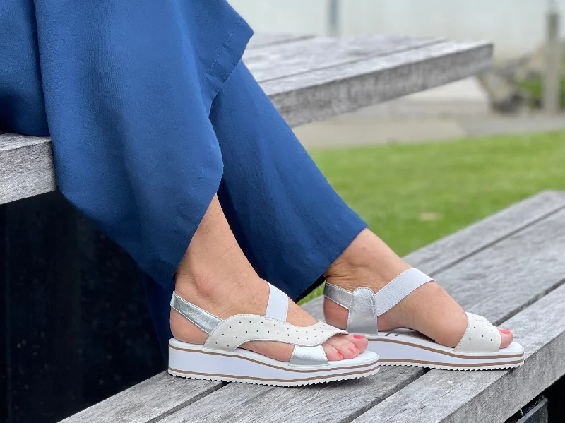 Men's sandals with a toe post designVia Nova Hilltop available in 2 colours