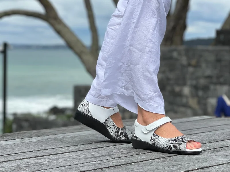 Men's sandals with a durable outer soleVia Nova Lite Dynale available in 2 colours